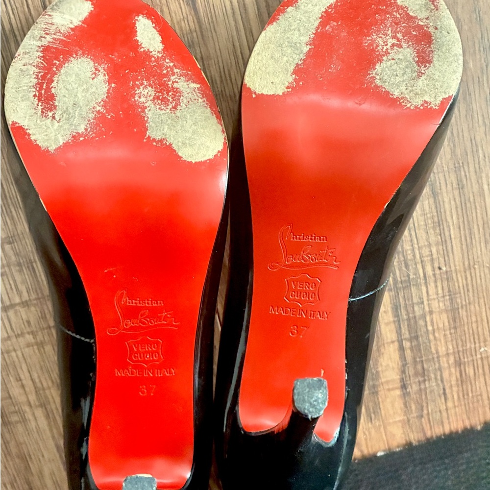 EUC AUTHENTIC Christian Louboutin
Very privé patent leather peep toe heels - Picture 9 of 10